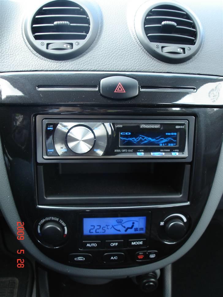 Chevrolet Lacetti 1,6 C/C (Solgt) - Instrument Panel i Kulfiber-Look - Blåt Lys I Klima Anlæg - Headunit: Pioneer DEH-P7000UB billede 11