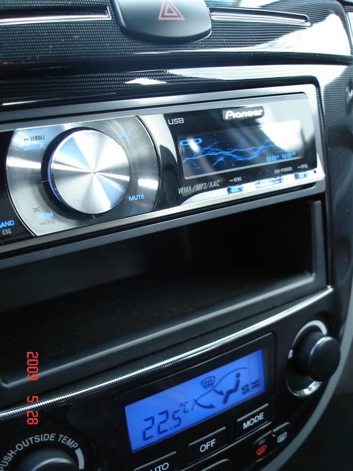 Chevrolet Lacetti 1,6 C/C (Solgt) - Instrument Panel i Kulfiber-Look - Blåt Lys I Klima Anlæg - Headunit: Pioneer DEH-P7000UB billede 12