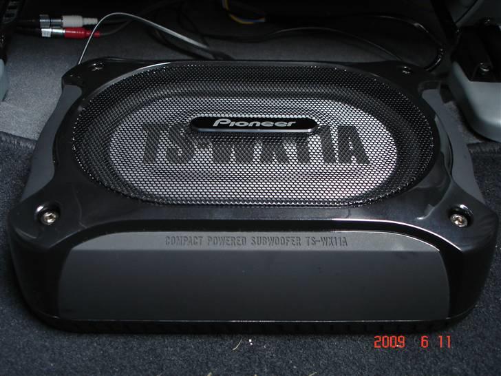 Chevrolet Lacetti 1,6 C/C (Solgt) - Pioneer TS-WX11A Aktiv Subwoofer under passagersædet (Den er trukket ud, så jeg ku ta et billede. Den ligger normalt længe inde under sædet) billede 13