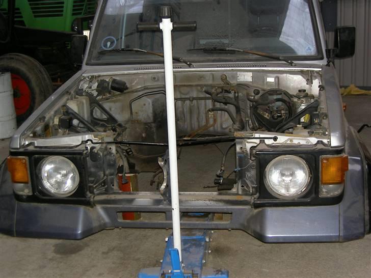 Toyota Landcruiser LJ70 - Karosse løftet af med wirespil i loftet. en bjælke igennem fordøre gjorde trikset billede 10