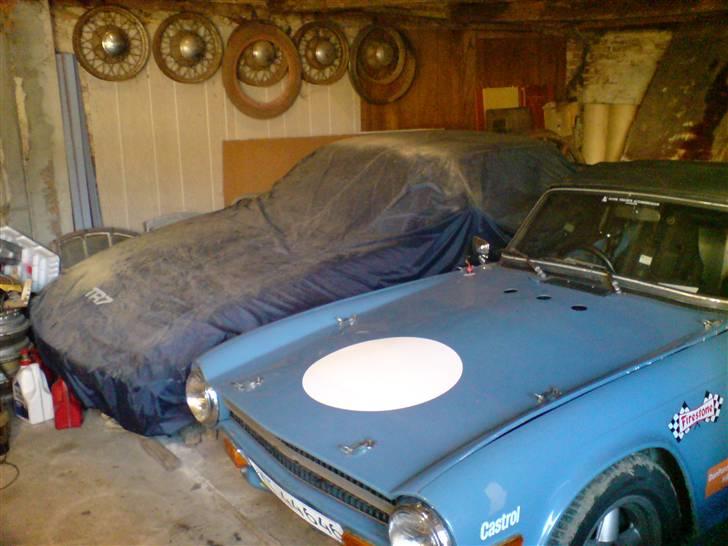 Triumph TR 7 - her står den, ved siden af min TR6 racer billede 2
