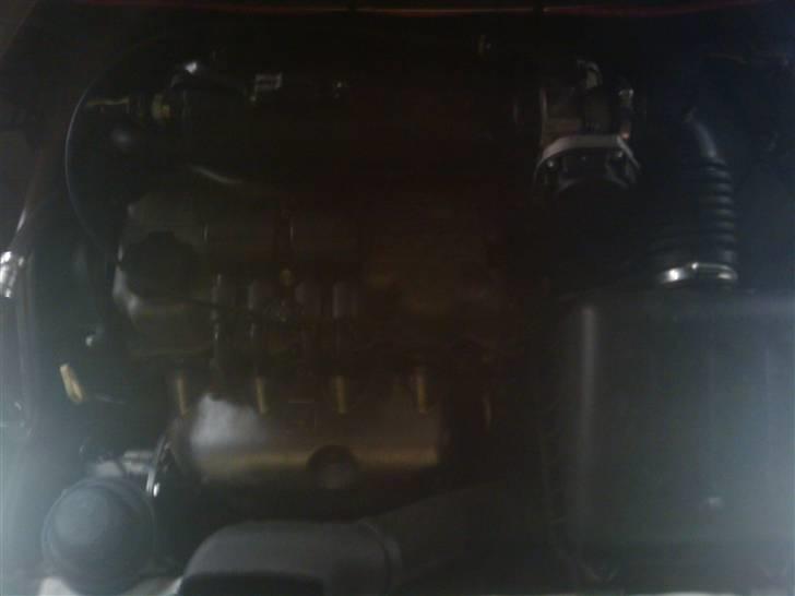 Chevrolet Leveret tilbage :-P - der har vi så det store motorrum hehe elastiken der trækker det hele ligger bagved decoy motoren billede 5