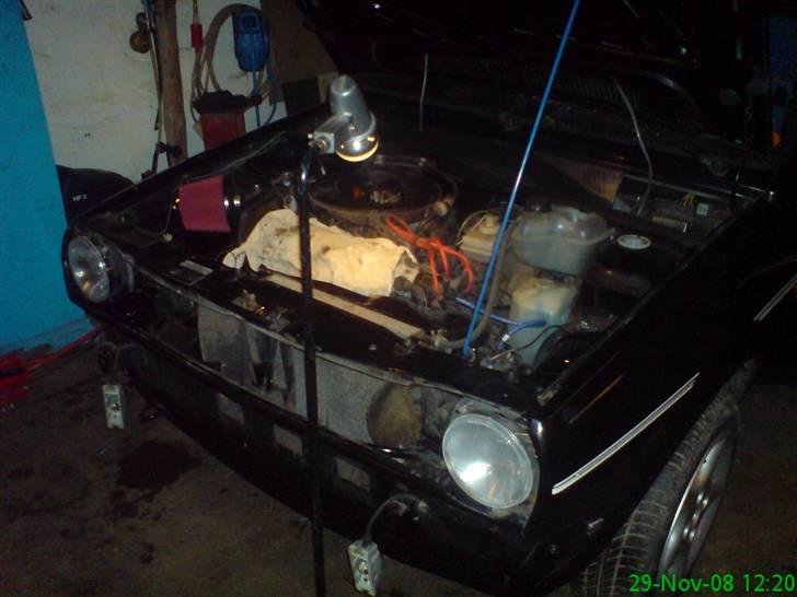 VW Polo solgt - Her er vi ved at ordne rust kl 5 om natten. :) billede 7