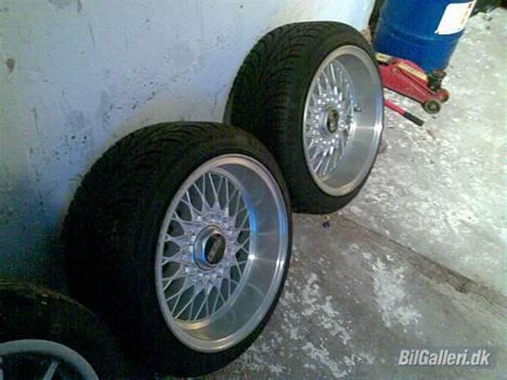 Opel Commodore b "solgt" - lige et af fælgene billede 9