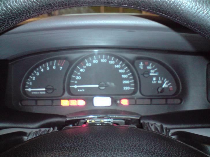 Opel Vectra B 1,6 16V  SOLGT ! - Speedometeret Der sidder i Nu billede 3