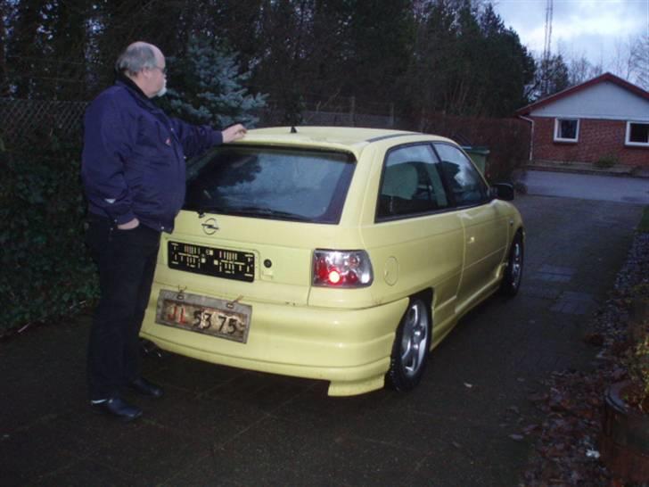 Opel astra 1,6 16v solgt - også lige fra vi hentede bilen fatter står lige og skurer til noget godt  billede 2