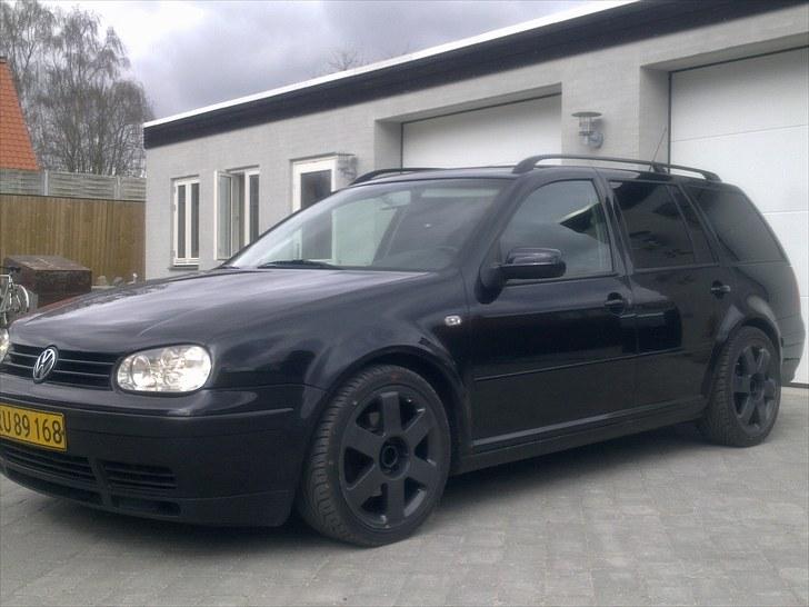 VW Golf 4 Variant solgt - Ny renoveret Audi TT fælge i  en mørk koksgrå billede 1