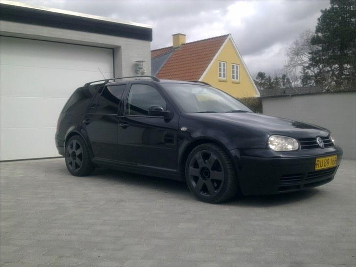 VW Golf 4 Variant solgt - Ny renoveret Audi TT fælge i  en mørk koksgrå billede 2