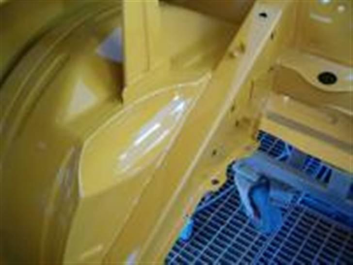 Fiat 1100  - Her er den rigtig lak nyanse .Hedder Bahama Yellow og er Porsche 911/912 år 1968. På de andre billeder virker den meget orange men det ed den ikke .ocker-gul vil jeg se billede 11