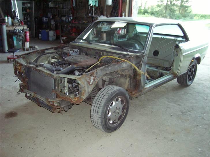 Mercedes Benz 230 CE   WDB123.243 - I fuld gang med at skille ad. billede 4