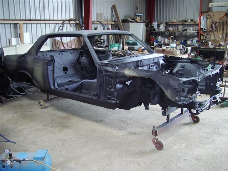 Mercedes Benz 230 CE   WDB123.243 - Lige hentet fra sandblæser hvor den også fik en gang maling. billede 5