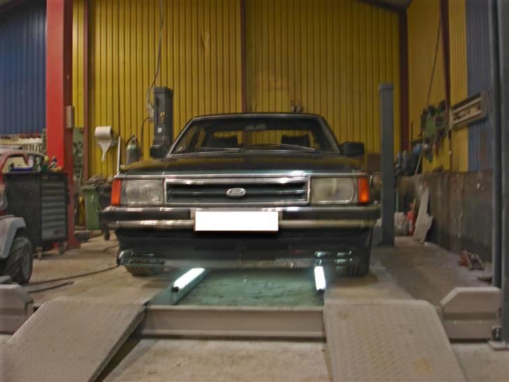 Ford Granada 2,8i -SOLGT- - Jaa den skulle da lige op på liften, for at se hvad jeg har erhvervet billede 8