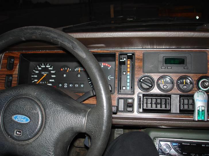 Ford Granada 2,8i -SOLGT- - Skulle lige prøve om det rat passede i stilen, det gør det ikke det orginale ryger i igen billede 9