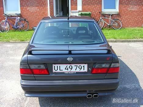 Nissan Primera 2.0e GT Solgt - min røv igen og lidt lir bag bag ruden i dag står der det grå lyn i bagruden billede 8