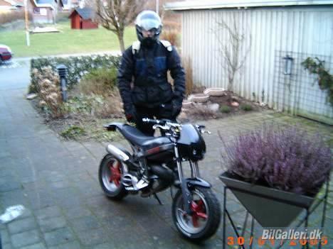 Suzuki Liana 1,6 gl - Min søn og hans flotte scooter billede 10