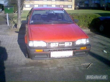 Mazda 323  -=*Solgt*=- - Standard front, men med hella sport fjernlys i grillen... Populært kaldet dagslys! Hehe billede 1