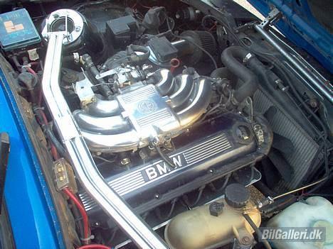 BMW E30 320i 2,7 Solgt - Så er motorrummet blevet malet sort og indsugningsmanifold er poleret op... billede 6