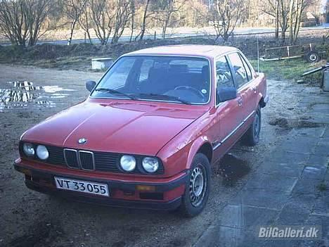BMW E30 2.0i  - som den så ud i foråret 05 da jeg fik den billede 2