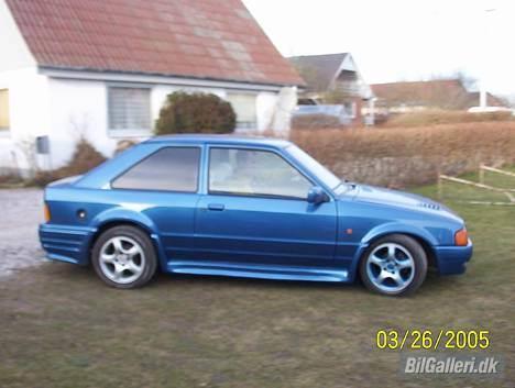 Ford Escort totalskadet - bilen er malet i en farvew der hedder  Dark blue metal billede 3