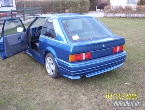 Ford Escort totalskadet billede 4