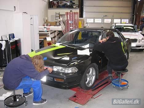 Toyota Carina II GLI - Her kan man se folien blive monteret billede 8