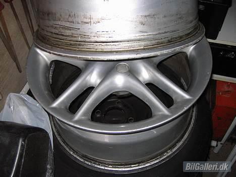 Peugeot 405 (skrottet) - 16" Fælge som skal poleres billede 6