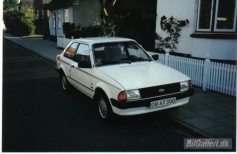 Ford Escort 1,1 Laser - Bilen havde lige fået en gang voks så den rigtig kunne skinne ;-) billede 1