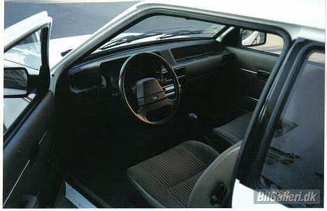 Ford Escort 1,1 Laser - Det brune interiør billede 5