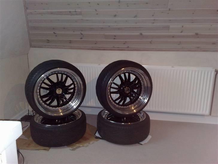 Opel vectra b 1,8 16v SOLGT! - efter lidt arbejde kan fælge komme til at se sådan ud men der er stadig noget vej. nu står de hvertfald tørt og godt i stuen:-) billede 12