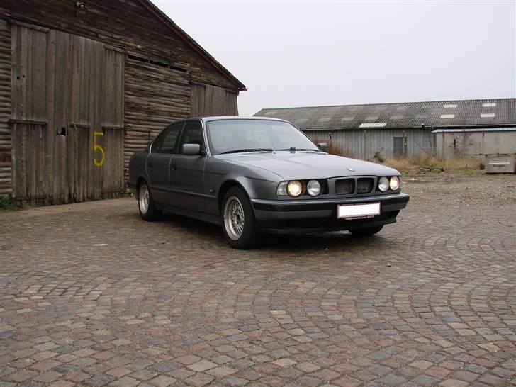 BMW E34 520I 24V - en skam at det thnasen gitter er over det hele.. men det bliver der lavet om på. billede 5