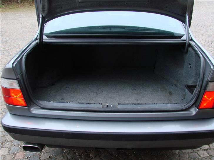 BMW E34 520I 24V - dejligt stort bagagerum billede 11