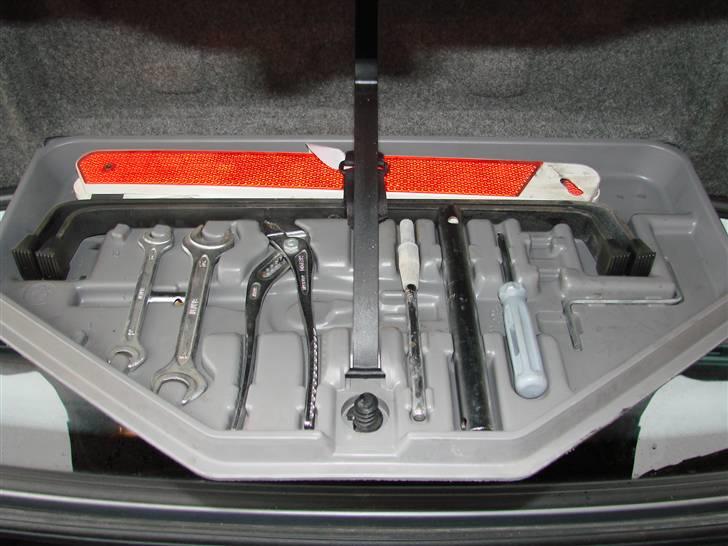 BMW E34 520I 24V - det fine orginale BMW værktøjssæt. mangler lige et par små ting desværre billede 12