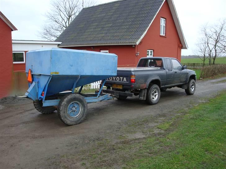 Toyota hilux LN110 - kedede os,skulle se om en gammel kornvogn kunne sidde bag på ;) billede 9