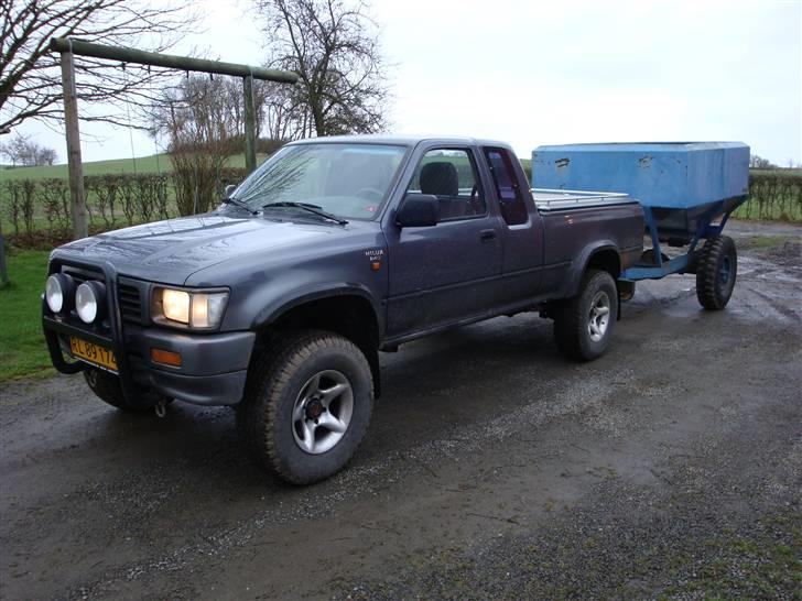 Toyota hilux LN110 - kedede os,skulle se om en gammel kornvogn kunne sidde bag på ;) billede 10