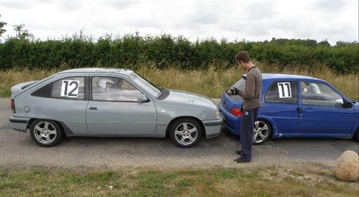 Peugeot 106 Rallye solgt - Lidt sjov inden vi skal ind og køre prøven billede 5