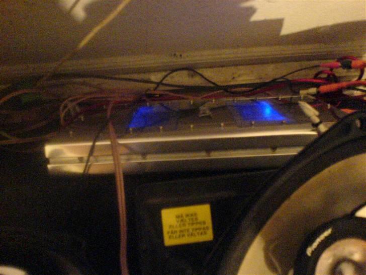 VW Golf 2 skrottet  - forstærkeren har jeg skruet fast på bass kassen billede 5