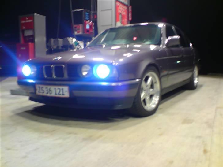 BMW 520 I Solgt - Som den står nu, og bagklap er også malet. billede 1