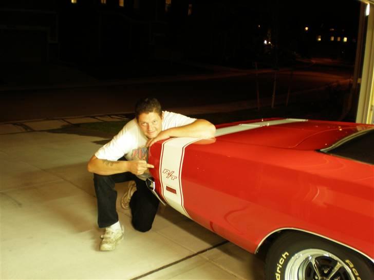 Dodge coronet r/t cab - en rigtig glad og træt mand med jetlag poserer for fotografen hos sælger i colorado springs ;) billede 2