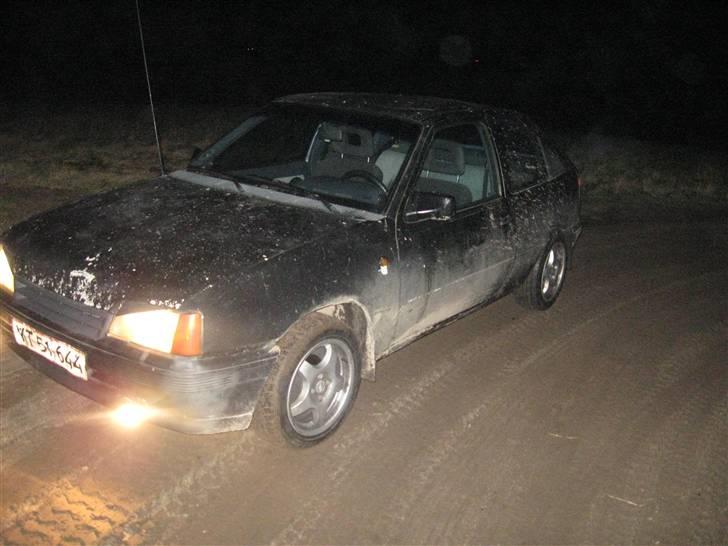 Opel kadett E cc DØD :D - det er som den står lige nu. lidt beskidt billede 8