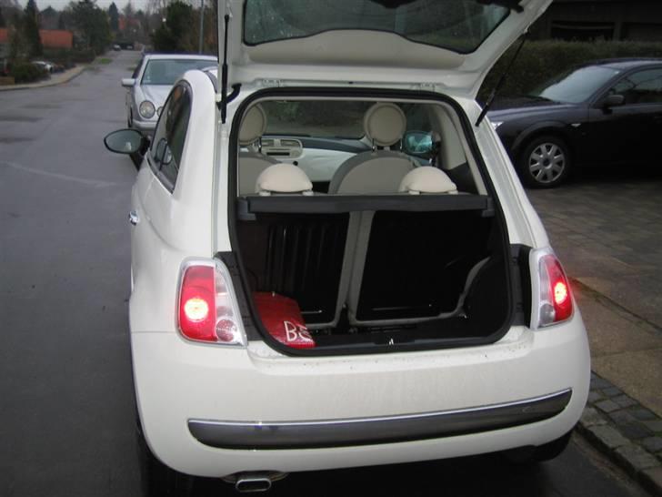 Fiat 500 1,2 Lounge - Plads er der ikke meget af i bagagerummet, men lidt kan der da være. billede 8