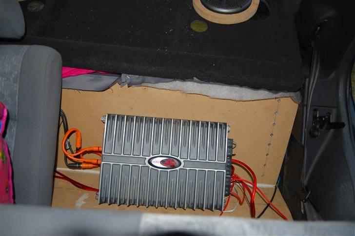 Peugeot 306 TD - Rf forstærker bag sæderyg, bag den anden er der 2x kondensatorer + fordelerblok. billede 7