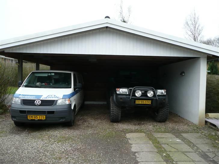 Nissan Patrol Y61 - Den er et godt stykke højere end en transporter... billede 2