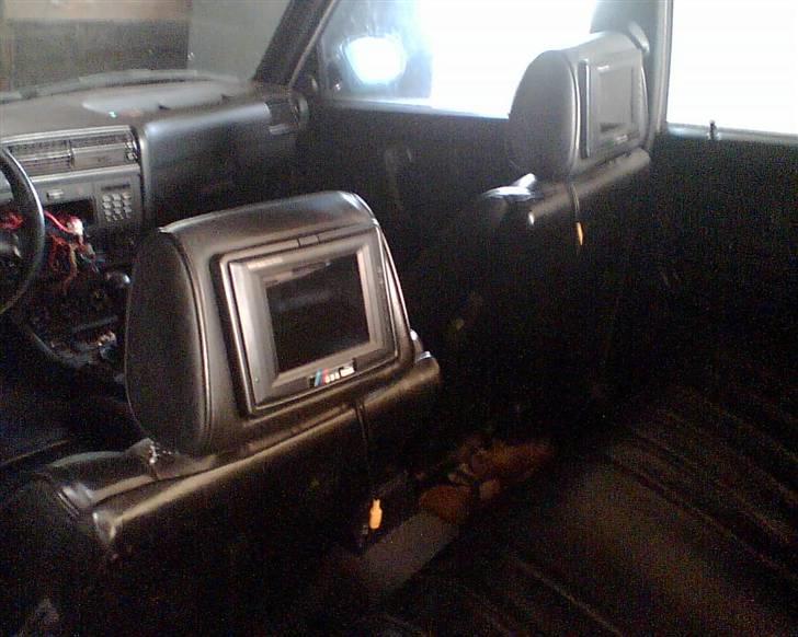BMW E30 320 i - dvd skærme og sort læder kabine billede 6