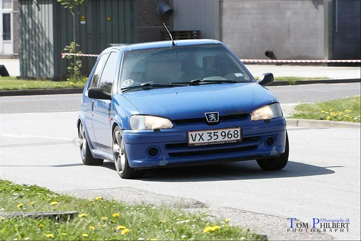 Peugeot 106 Rallye solgt - 26/12-08 så er den godt igang med og blive skilt af. billede 15