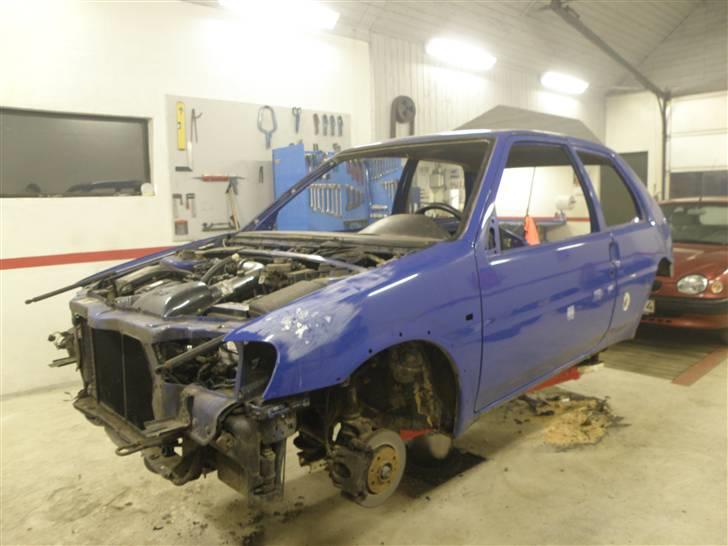 Peugeot 106 Rallye solgt - 26/12-08 så er den godt igang med og blive skilt af. billede 16