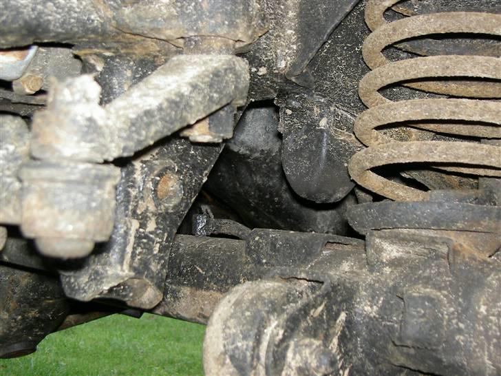 Toyota Landcruiser LJ70 - Gamle fjedre. Læg mærke til højden mellem gummiklods og foraxel. billede 15