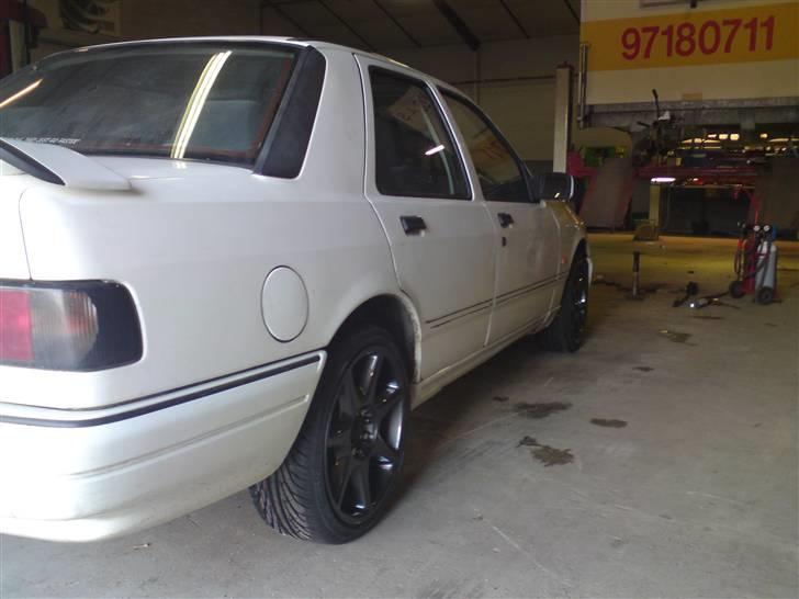 Ford Sierra Cosworth *Solgt* - de sorte seven spoke står godt til den kunne godt trænge til sænkning billede 1