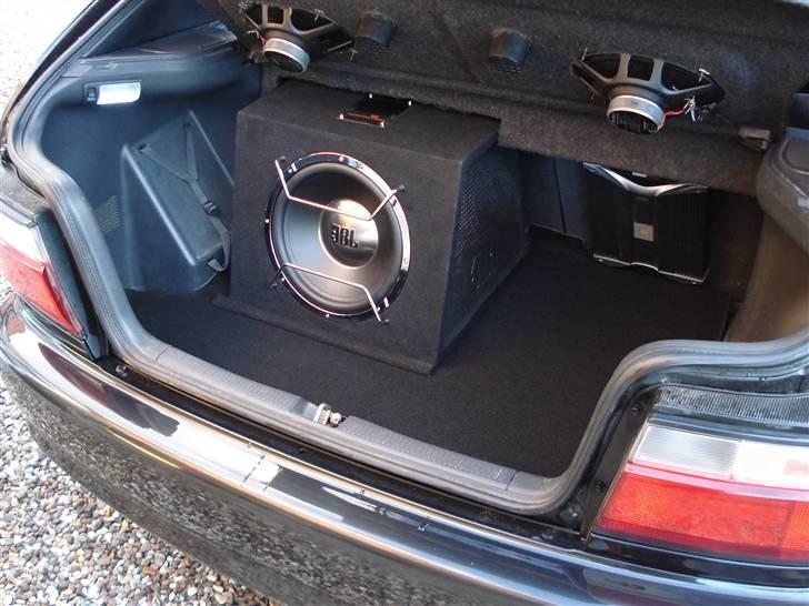 Toyota Corolla GSI -SOLGT - anlæg. bunden er i mdf plade, og beklædt med sort filt. Bemærk LED dioderne i lyset i siden :) billede 15