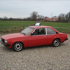 Opel Ascona b 2,0 E Solgt
