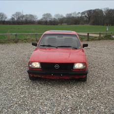 Opel Ascona b 2,0 E Solgt